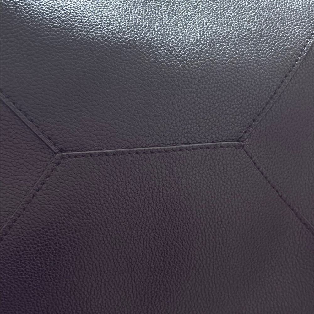 Elegant Black Leather Tote Bag - Picture 6 of 8